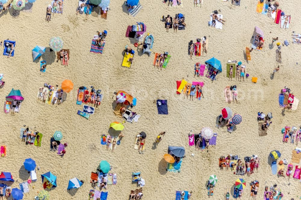 Aerial photograph Haltern am See - Mass influx of bathers on the sandy beach shores of Silver Lake in Haltern in the state of North Rhine-Westphalia. Responsible for the lake is the operating company Silver Lake II Haltern mbH