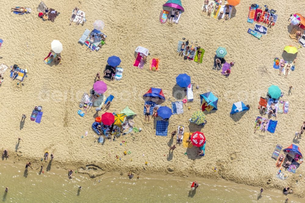 Haltern am See from above - Mass influx of bathers on the sandy beach shores of Silver Lake in Haltern in the state of North Rhine-Westphalia. Responsible for the lake is the operating company Silver Lake II Haltern mbH