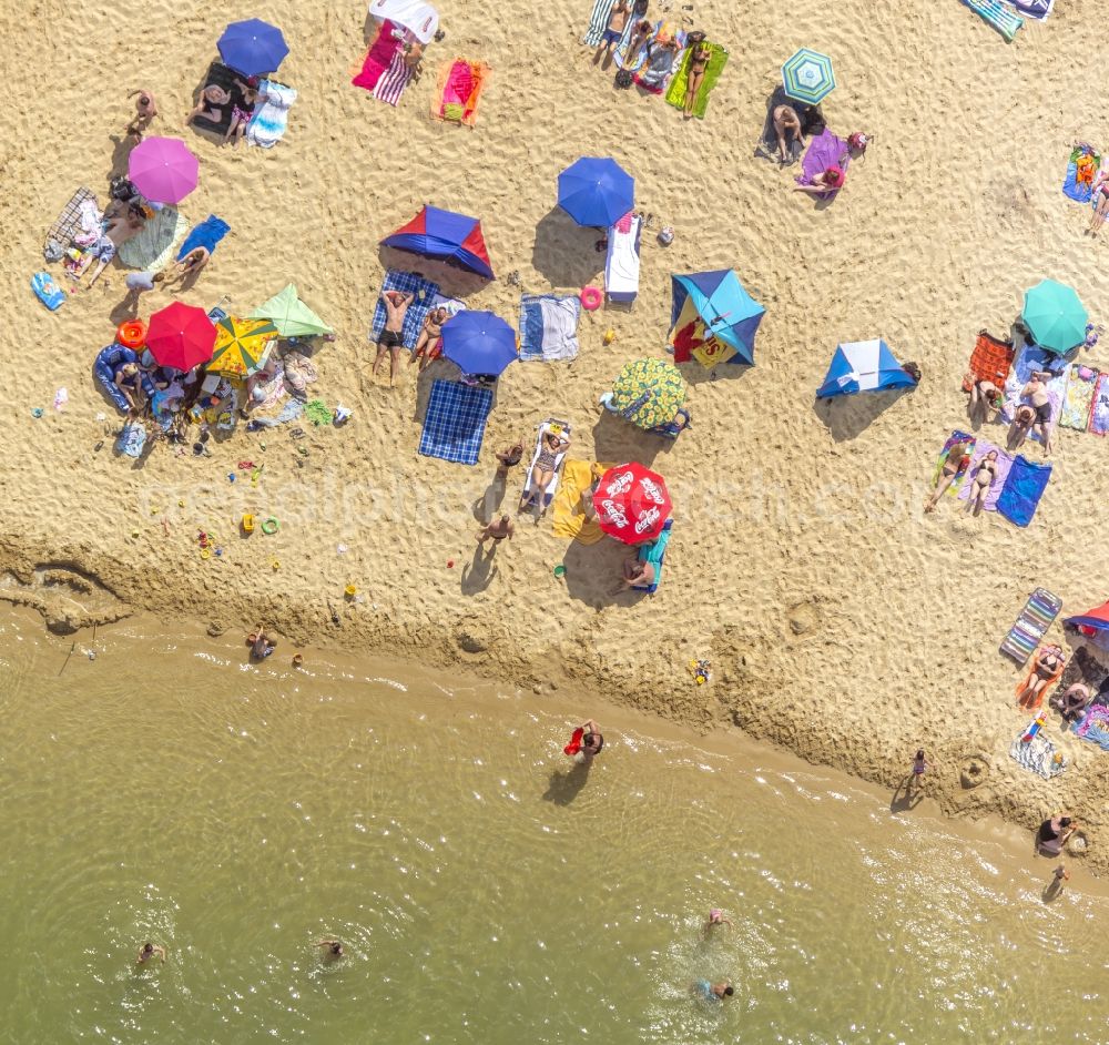 Haltern am See from the bird's eye view: Mass influx of bathers on the sandy beach shores of Silver Lake in Haltern in the state of North Rhine-Westphalia. Responsible for the lake is the operating company Silver Lake II Haltern mbH