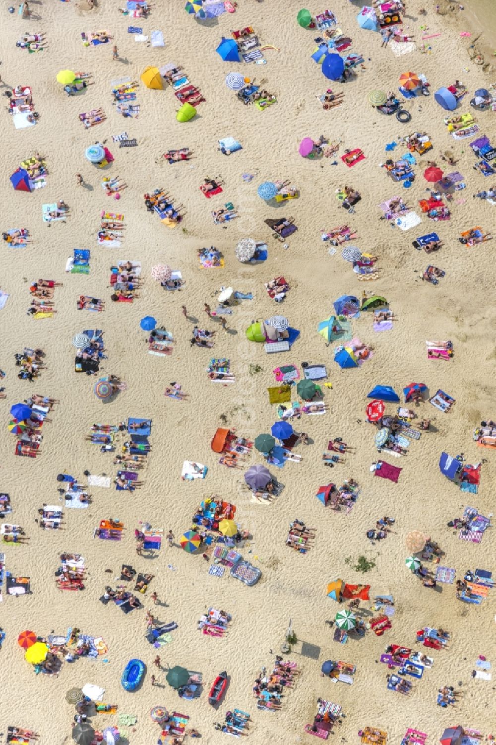 Aerial image Haltern am See - Mass influx of bathers on the sandy beach shores of Silver Lake in Haltern in the state of North Rhine-Westphalia. Responsible for the lake is the operating company Silver Lake II Haltern mbH