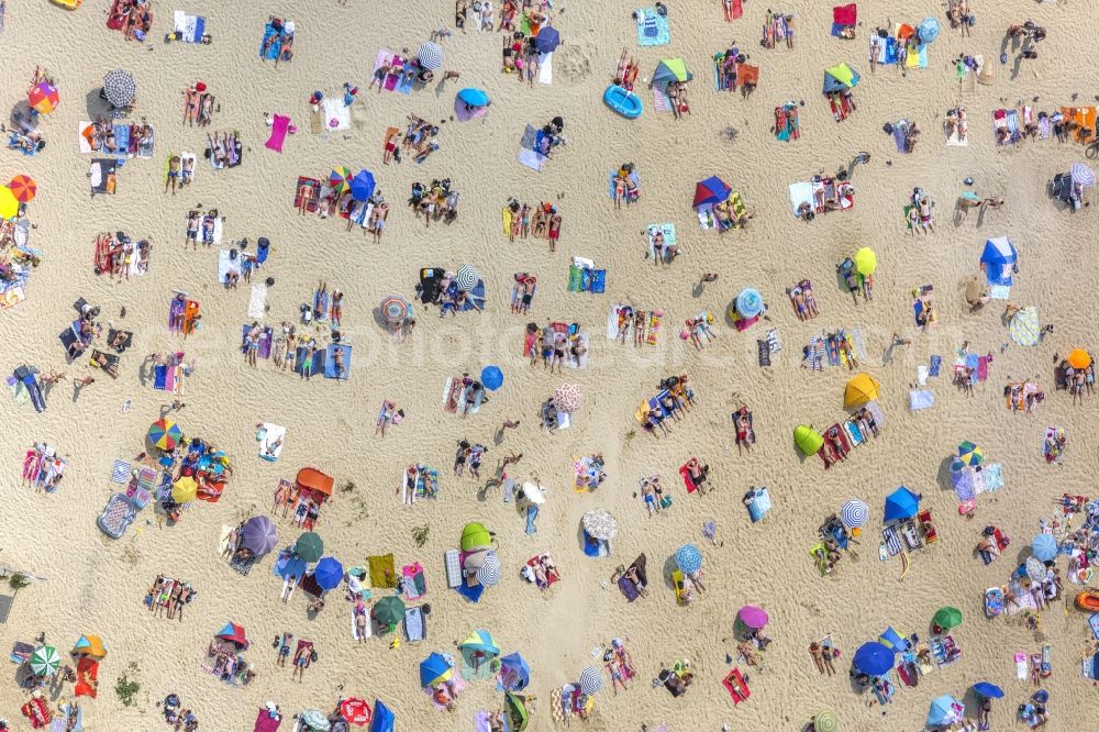 Aerial photograph Haltern am See - Mass influx of bathers on the sandy beach shores of Silver Lake in Haltern in the state of North Rhine-Westphalia. Responsible for the lake is the operating company Silver Lake II Haltern mbH