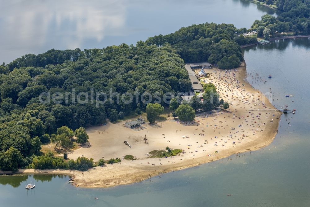 Haltern am See from above - Mass influx of bathers on the sandy beach shores of Silver Lake in Haltern in the state of North Rhine-Westphalia. Responsible for the lake is the operating company Silver Lake II Haltern mbH