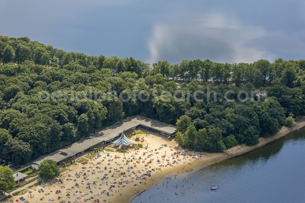 Haltern am See from the bird's eye view: Mass influx of bathers on the sandy beach shores of Silver Lake in Haltern in the state of North Rhine-Westphalia. Responsible for the lake is the operating company Silver Lake II Haltern mbH