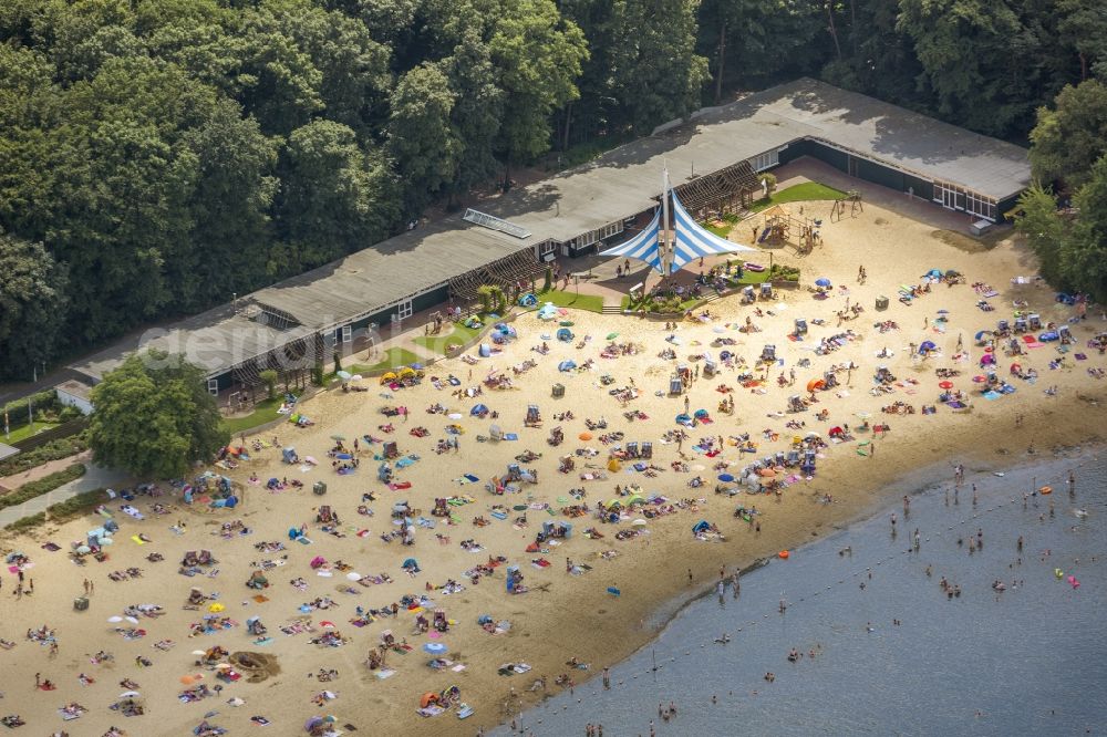 Aerial image Haltern am See - Mass influx of bathers on the sandy beach shores of Silver Lake in Haltern in the state of North Rhine-Westphalia. Responsible for the lake is the operating company Silver Lake II Haltern mbH