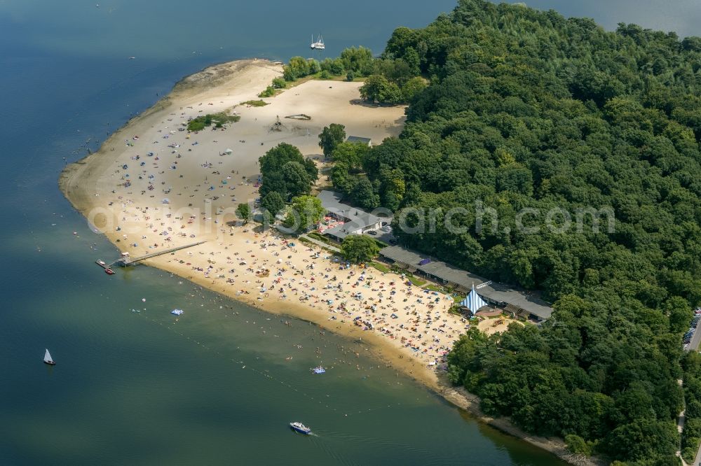 Aerial photograph Haltern am See - Mass influx of bathers on the sandy beach shores of Silver Lake in Haltern in the state of North Rhine-Westphalia. Responsible for the lake is the operating company Silver Lake II Haltern mbH