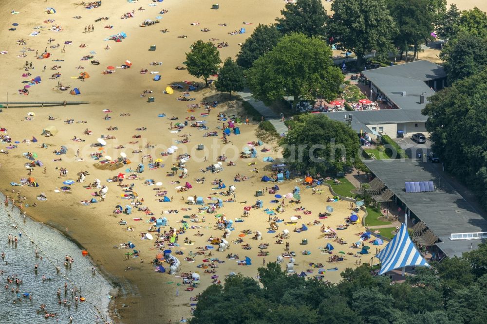 Haltern am See from the bird's eye view: Mass influx of bathers on the sandy beach shores of Silver Lake in Haltern in the state of North Rhine-Westphalia. Responsible for the lake is the operating company Silver Lake II Haltern mbH