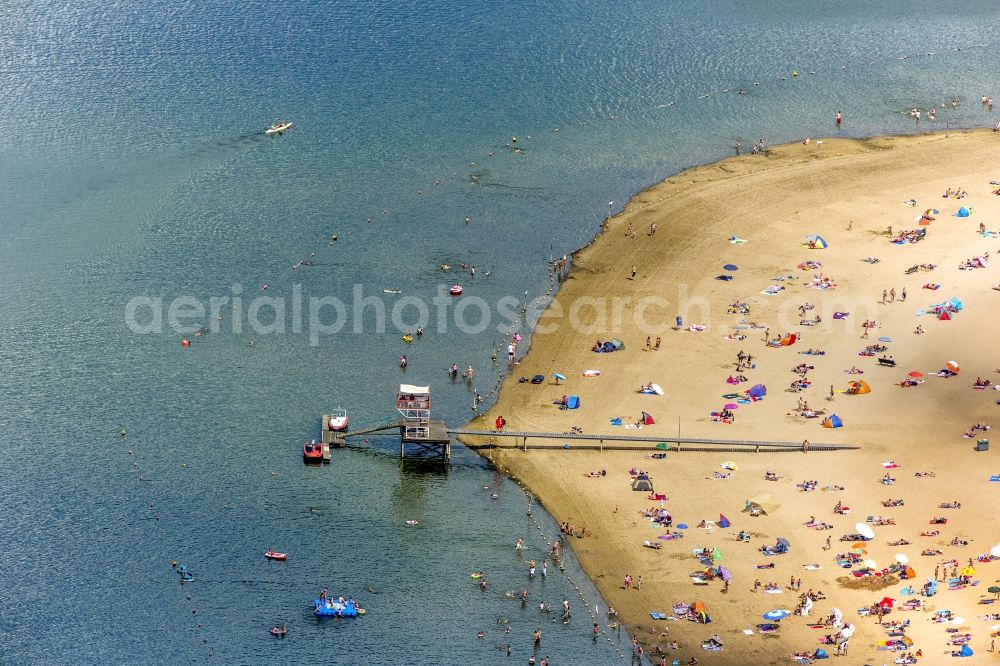 Aerial image Haltern am See - Mass influx of bathers on the sandy beach shores of Silver Lake in Haltern in the state of North Rhine-Westphalia. Responsible for the lake is the operating company Silver Lake II Haltern mbH