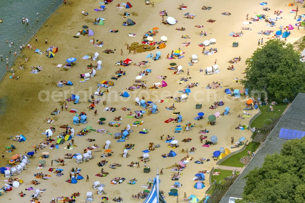 Aerial photograph Haltern am See - Mass influx of bathers on the sandy beach shores of Silver Lake in Haltern in the state of North Rhine-Westphalia. Responsible for the lake is the operating company Silver Lake II Haltern mbH