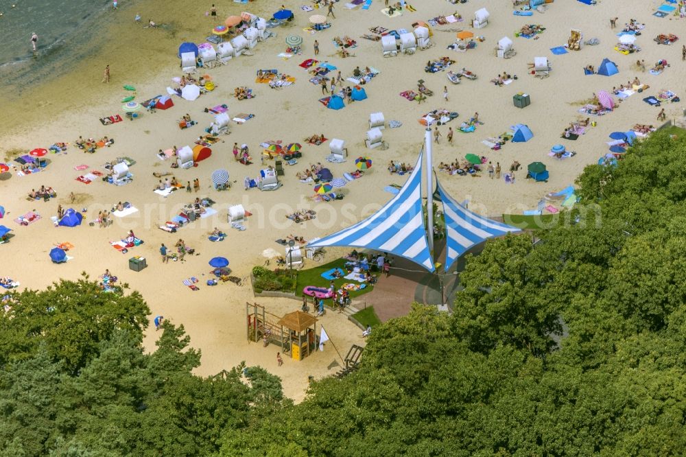 Haltern am See from above - Mass influx of bathers on the sandy beach shores of Silver Lake in Haltern in the state of North Rhine-Westphalia. Responsible for the lake is the operating company Silver Lake II Haltern mbH