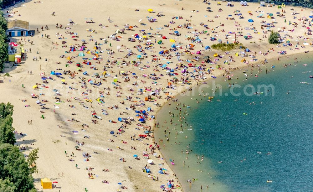 Haltern am See from the bird's eye view: Mass influx of bathers on the sandy beach shores of Silver Lake in Haltern in the state of North Rhine-Westphalia. Responsible for the lake is the operating company Silver Lake II Haltern mbH