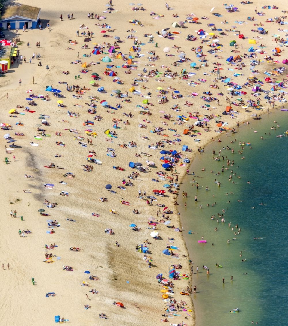 Aerial image Haltern am See - Mass influx of bathers on the sandy beach shores of Silver Lake in Haltern in the state of North Rhine-Westphalia. Responsible for the lake is the operating company Silver Lake II Haltern mbH