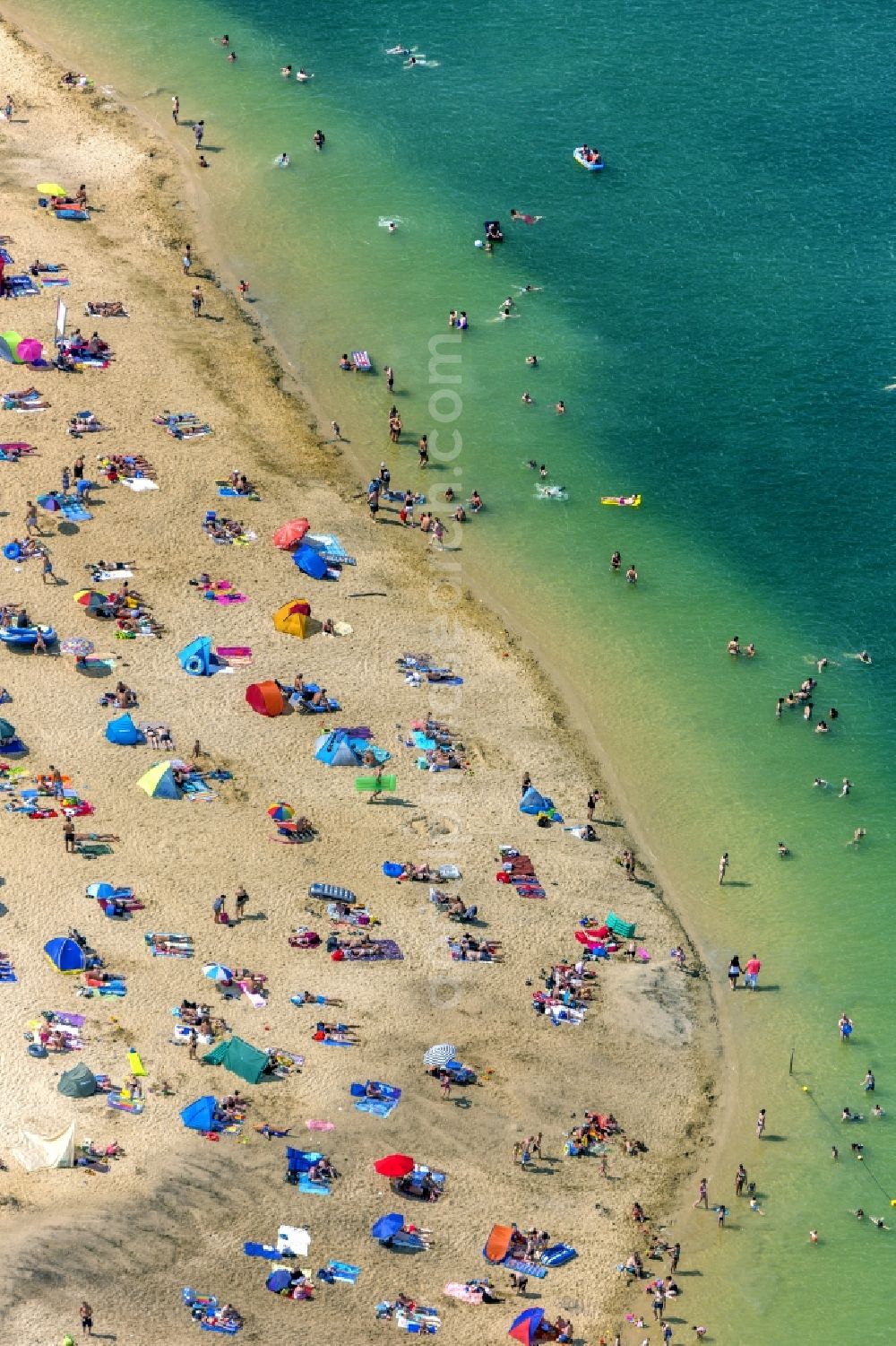 Aerial photograph Haltern am See - Mass influx of bathers on the sandy beach shores of Silver Lake in Haltern in the state of North Rhine-Westphalia. Responsible for the lake is the operating company Silver Lake II Haltern mbH