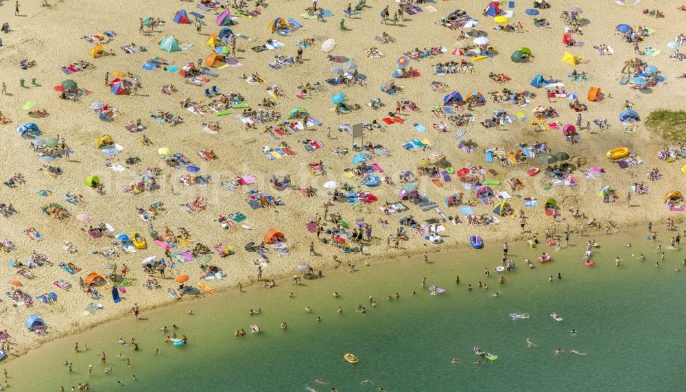 Haltern am See from above - Mass influx of bathers on the sandy beach shores of Silver Lake in Haltern in the state of North Rhine-Westphalia. Responsible for the lake is the operating company Silver Lake II Haltern mbH