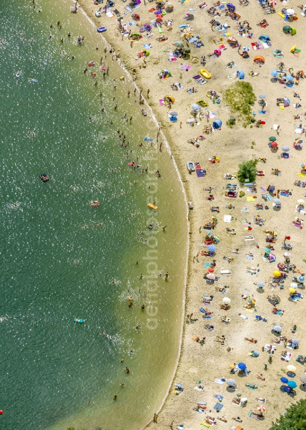 Haltern am See from the bird's eye view: Mass influx of bathers on the sandy beach shores of Silver Lake in Haltern in the state of North Rhine-Westphalia. Responsible for the lake is the operating company Silver Lake II Haltern mbH