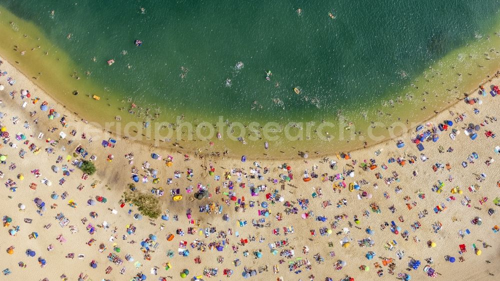 Aerial image Haltern am See - Mass influx of bathers on the sandy beach shores of Silver Lake in Haltern in the state of North Rhine-Westphalia. Responsible for the lake is the operating company Silver Lake II Haltern mbH