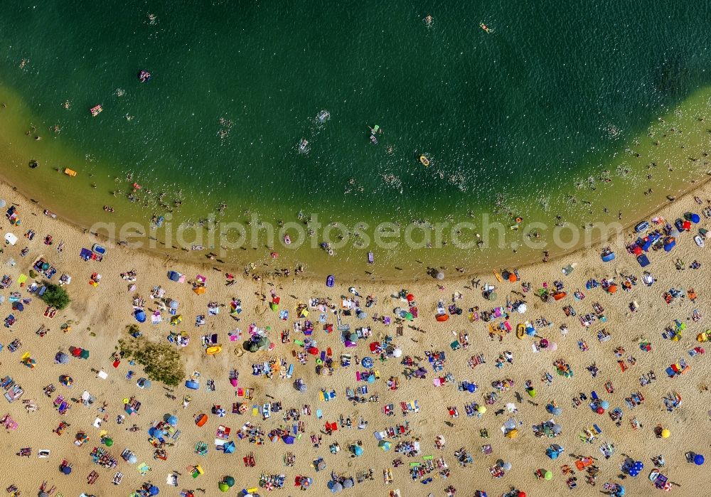 Haltern am See from above - Mass influx of bathers on the sandy beach shores of Silver Lake in Haltern in the state of North Rhine-Westphalia. Responsible for the lake is the operating company Silver Lake II Haltern mbH