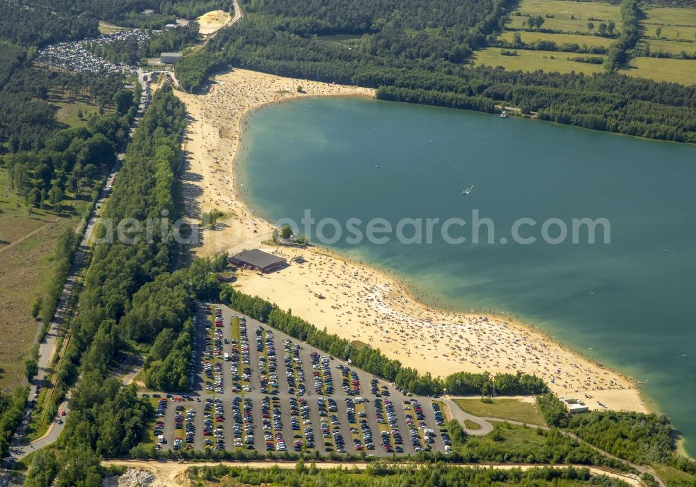 Aerial photograph Haltern am See - Mass influx of bathers on the sandy beach shores of Silver Lake in Haltern in the state of North Rhine-Westphalia. Responsible for the lake is the operating company Silver Lake II Haltern mbH