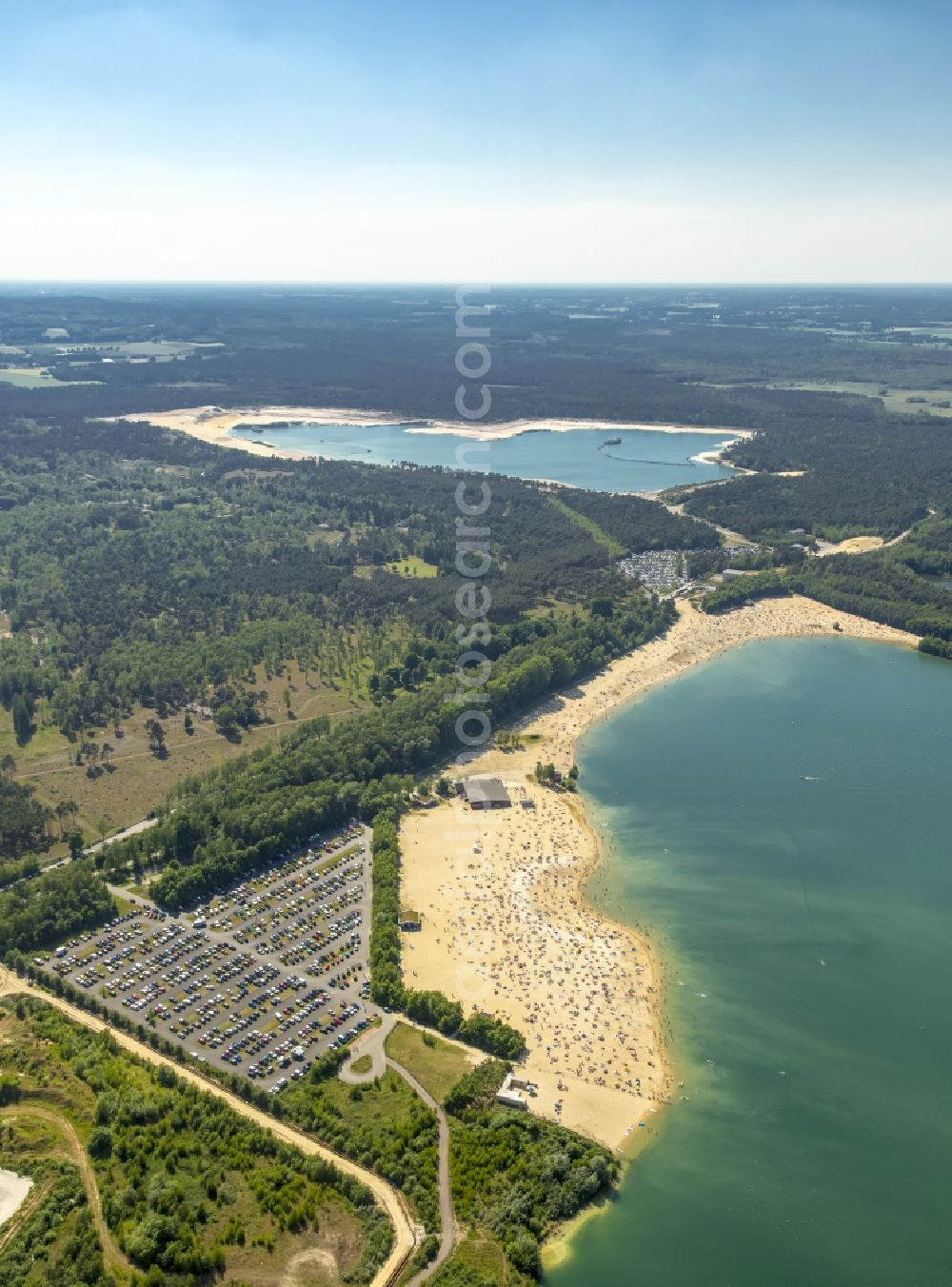 Haltern am See from the bird's eye view: Mass influx of bathers on the sandy beach shores of Silver Lake in Haltern in the state of North Rhine-Westphalia. Responsible for the lake is the operating company Silver Lake II Haltern mbH