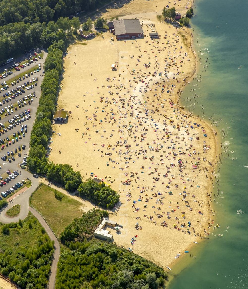 Aerial image Haltern am See - Mass influx of bathers on the sandy beach shores of Silver Lake in Haltern in the state of North Rhine-Westphalia. Responsible for the lake is the operating company Silver Lake II Haltern mbH