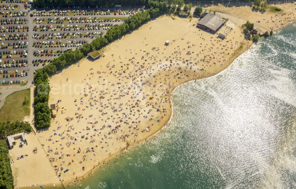 Aerial photograph Haltern am See - Mass influx of bathers on the sandy beach shores of Silver Lake in Haltern in the state of North Rhine-Westphalia. Responsible for the lake is the operating company Silver Lake II Haltern mbH