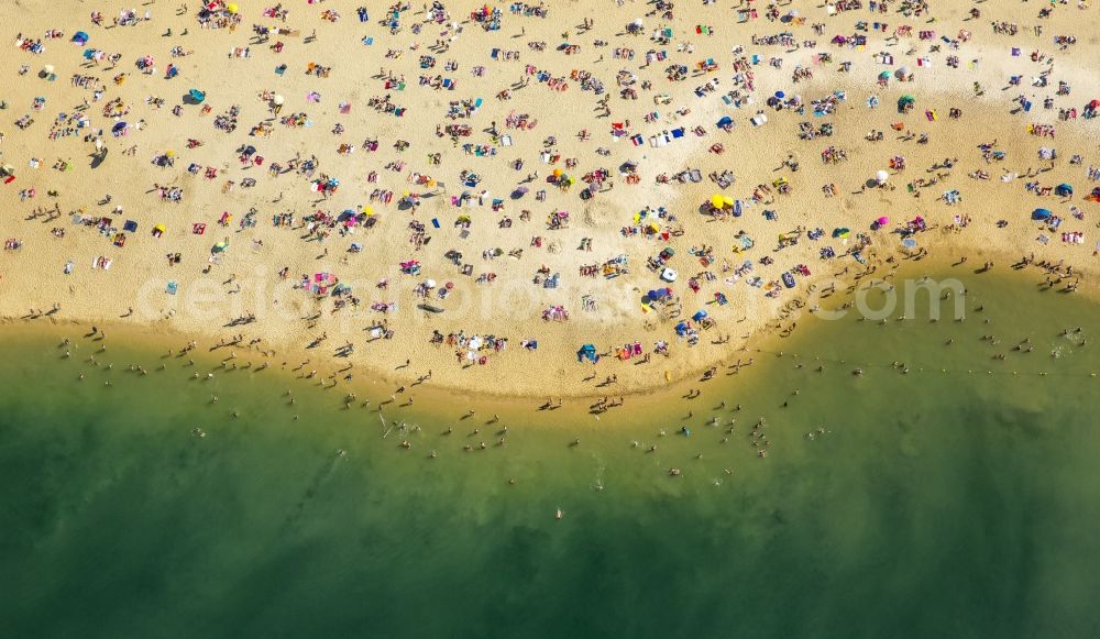 Aerial image Haltern am See - Mass influx of bathers on the sandy beach shores of Silver Lake in Haltern in the state of North Rhine-Westphalia. Responsible for the lake is the operating company Silver Lake II Haltern mbH