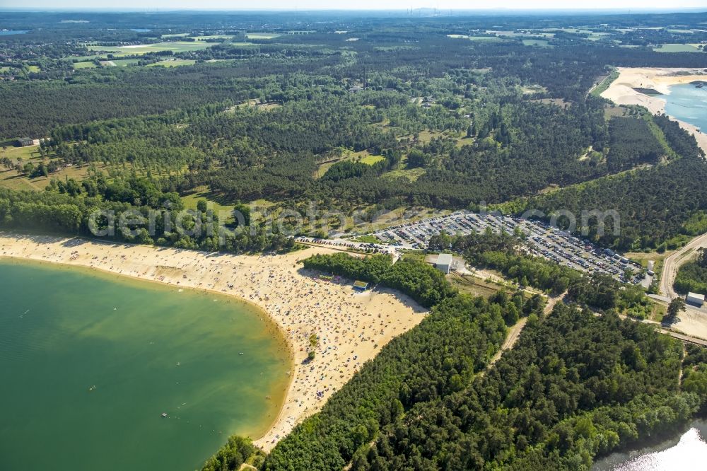 Haltern am See from above - Mass influx of bathers on the sandy beach shores of Silver Lake in Haltern in the state of North Rhine-Westphalia. Responsible for the lake is the operating company Silver Lake II Haltern mbH