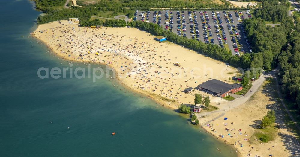 Aerial photograph Haltern am See - Mass influx of bathers on the sandy beach shores of Silver Lake in Haltern in the state of North Rhine-Westphalia. Responsible for the lake is the operating company Silver Lake II Haltern mbH