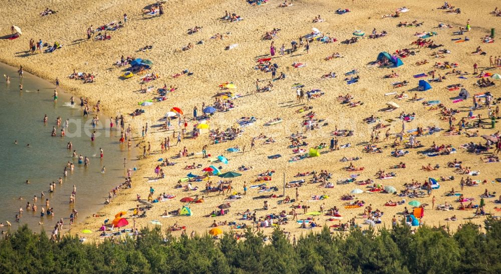 Haltern am See from the bird's eye view: Mass influx of bathers on the sandy beach shores of Silver Lake in Haltern in the state of North Rhine-Westphalia. Responsible for the lake is the operating company Silver Lake II Haltern mbH