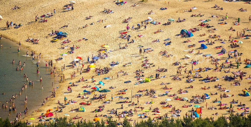 Aerial image Haltern am See - Mass influx of bathers on the sandy beach shores of Silver Lake in Haltern in the state of North Rhine-Westphalia. Responsible for the lake is the operating company Silver Lake II Haltern mbH