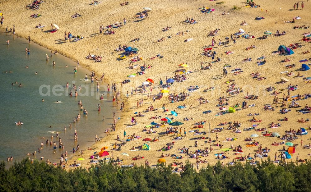 Aerial photograph Haltern am See - Mass influx of bathers on the sandy beach shores of Silver Lake in Haltern in the state of North Rhine-Westphalia. Responsible for the lake is the operating company Silver Lake II Haltern mbH