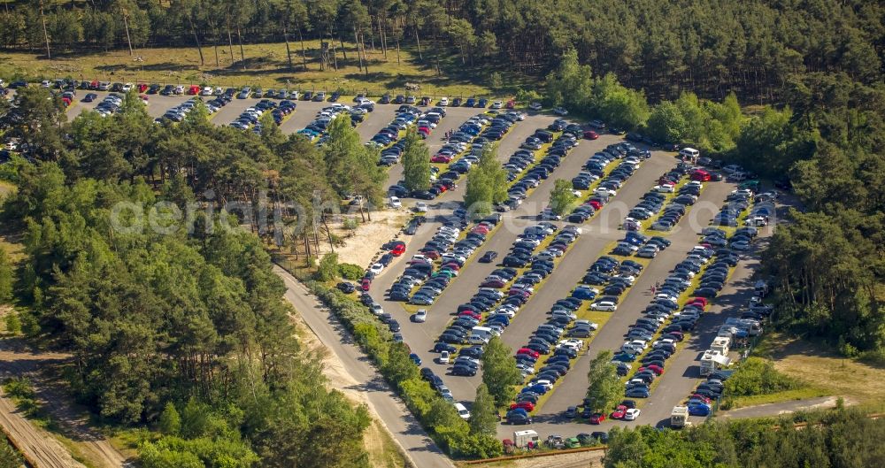 Haltern am See from the bird's eye view: Mass influx of bathers on the sandy beach shores of Silver Lake in Haltern in the state of North Rhine-Westphalia. Responsible for the lake is the operating company Silver Lake II Haltern mbH