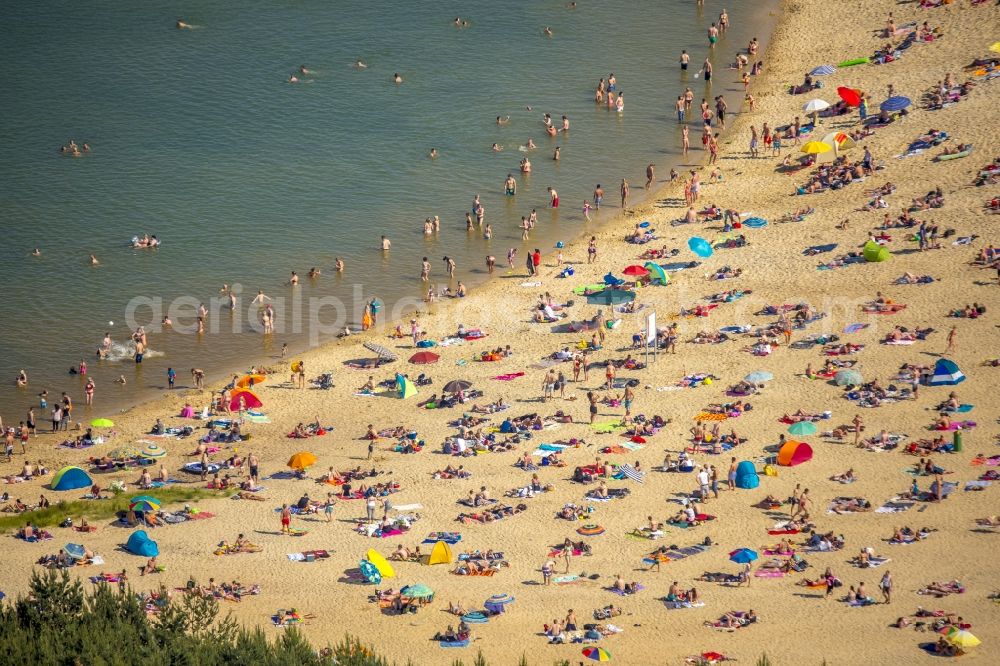 Aerial photograph Haltern am See - Mass influx of bathers on the sandy beach shores of Silver Lake in Haltern in the state of North Rhine-Westphalia. Responsible for the lake is the operating company Silver Lake II Haltern mbH