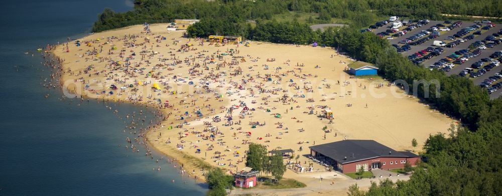 Haltern am See from the bird's eye view: Mass influx of bathers on the sandy beach shores of Silver Lake in Haltern in the state of North Rhine-Westphalia. Responsible for the lake is the operating company Silver Lake II Haltern mbH