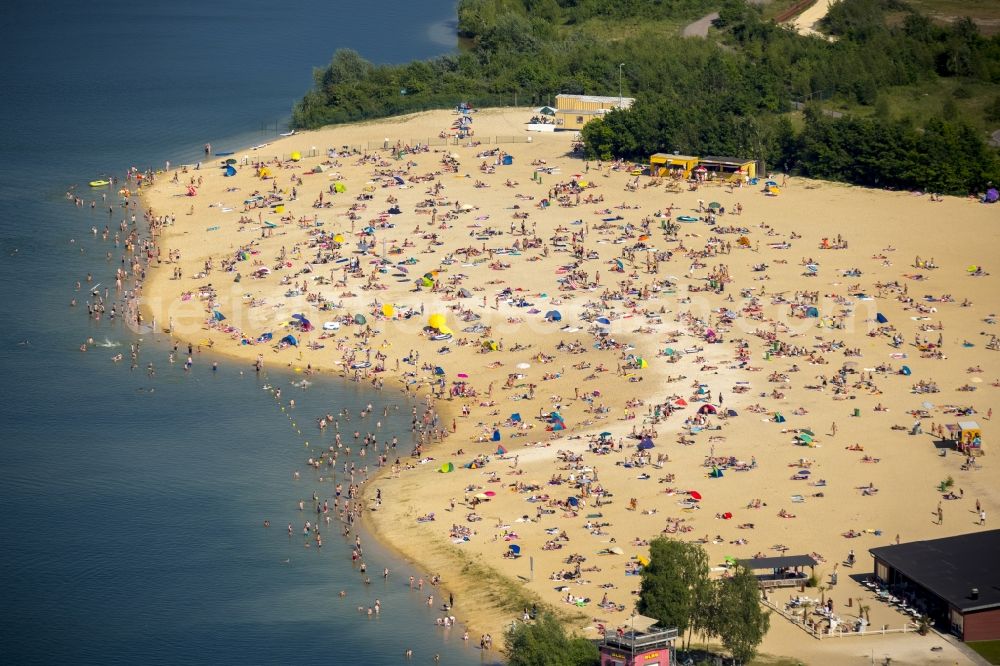 Aerial image Haltern am See - Mass influx of bathers on the sandy beach shores of Silver Lake in Haltern in the state of North Rhine-Westphalia. Responsible for the lake is the operating company Silver Lake II Haltern mbH