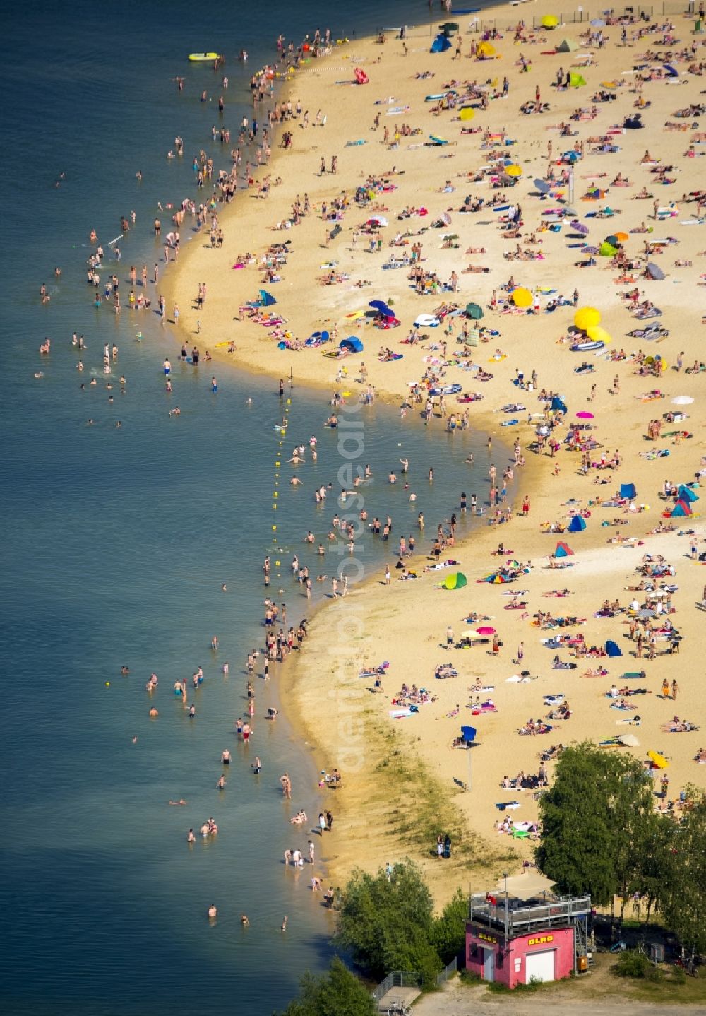 Haltern am See from above - Mass influx of bathers on the sandy beach shores of Silver Lake in Haltern in the state of North Rhine-Westphalia. Responsible for the lake is the operating company Silver Lake II Haltern mbH