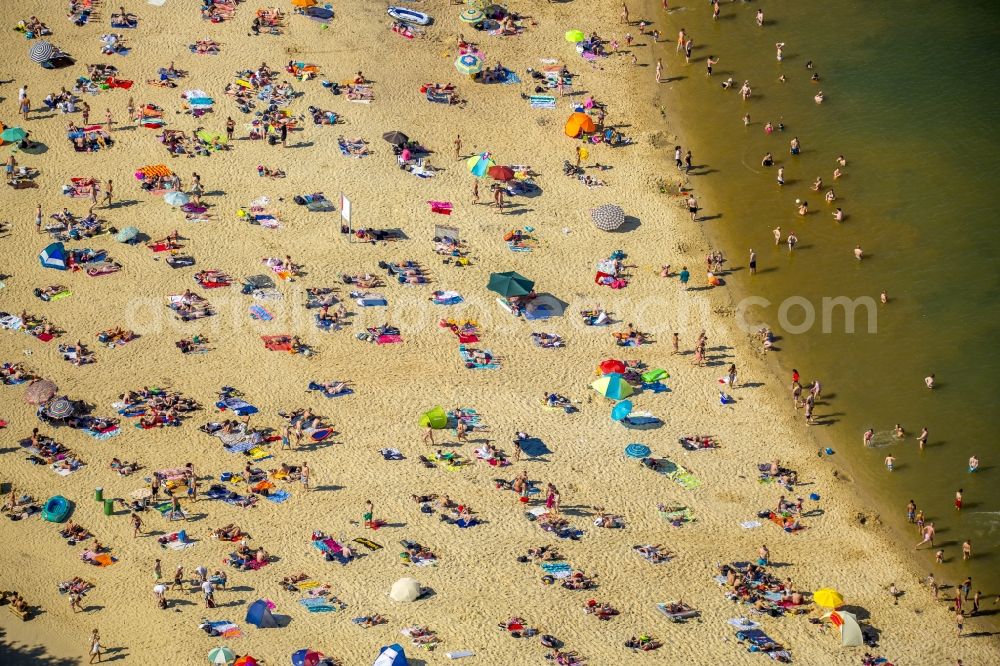 Haltern am See from the bird's eye view: Mass influx of bathers on the sandy beach shores of Silver Lake in Haltern in the state of North Rhine-Westphalia. Responsible for the lake is the operating company Silver Lake II Haltern mbH