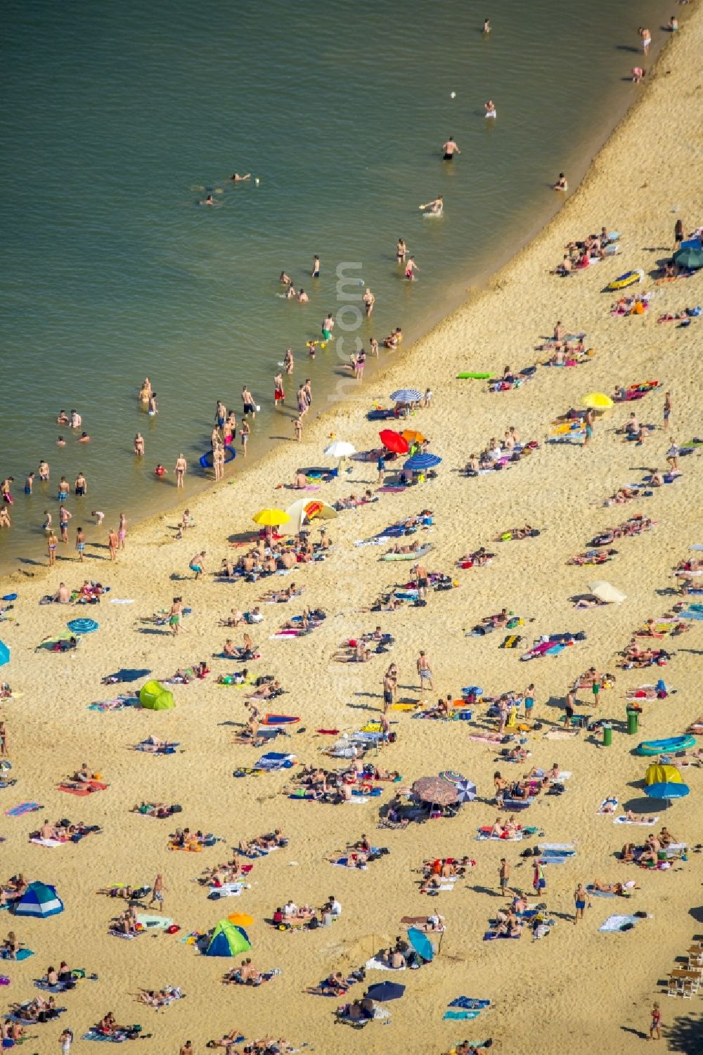 Aerial photograph Haltern am See - Mass influx of bathers on the sandy beach shores of Silver Lake in Haltern in the state of North Rhine-Westphalia. Responsible for the lake is the operating company Silver Lake II Haltern mbH