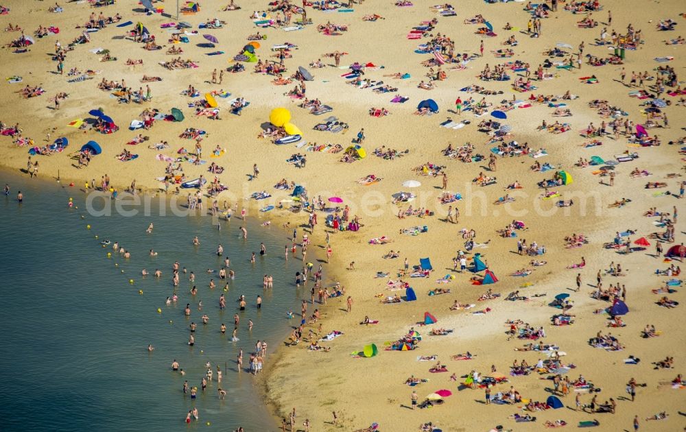 Haltern am See from above - Mass influx of bathers on the sandy beach shores of Silver Lake in Haltern in the state of North Rhine-Westphalia. Responsible for the lake is the operating company Silver Lake II Haltern mbH