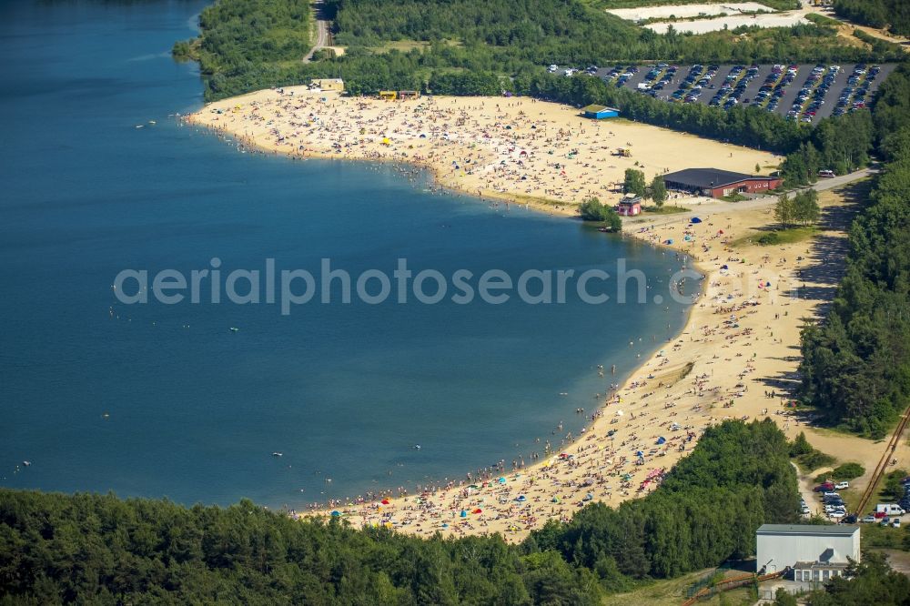 Haltern am See from the bird's eye view: Mass influx of bathers on the sandy beach shores of Silver Lake in Haltern in the state of North Rhine-Westphalia. Responsible for the lake is the operating company Silver Lake II Haltern mbH