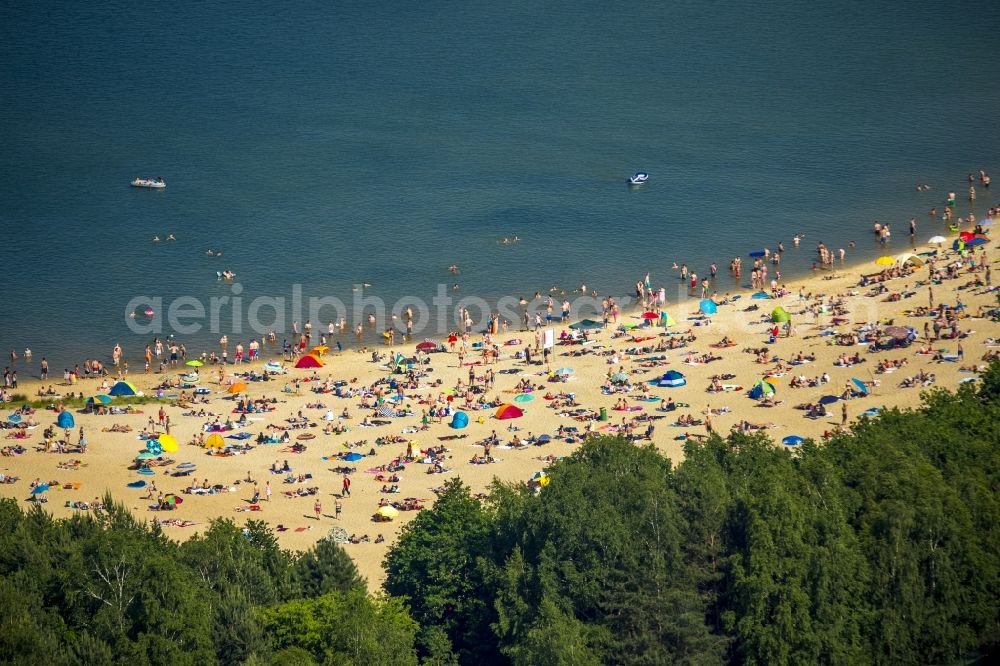 Aerial image Haltern am See - Mass influx of bathers on the sandy beach shores of Silver Lake in Haltern in the state of North Rhine-Westphalia. Responsible for the lake is the operating company Silver Lake II Haltern mbH