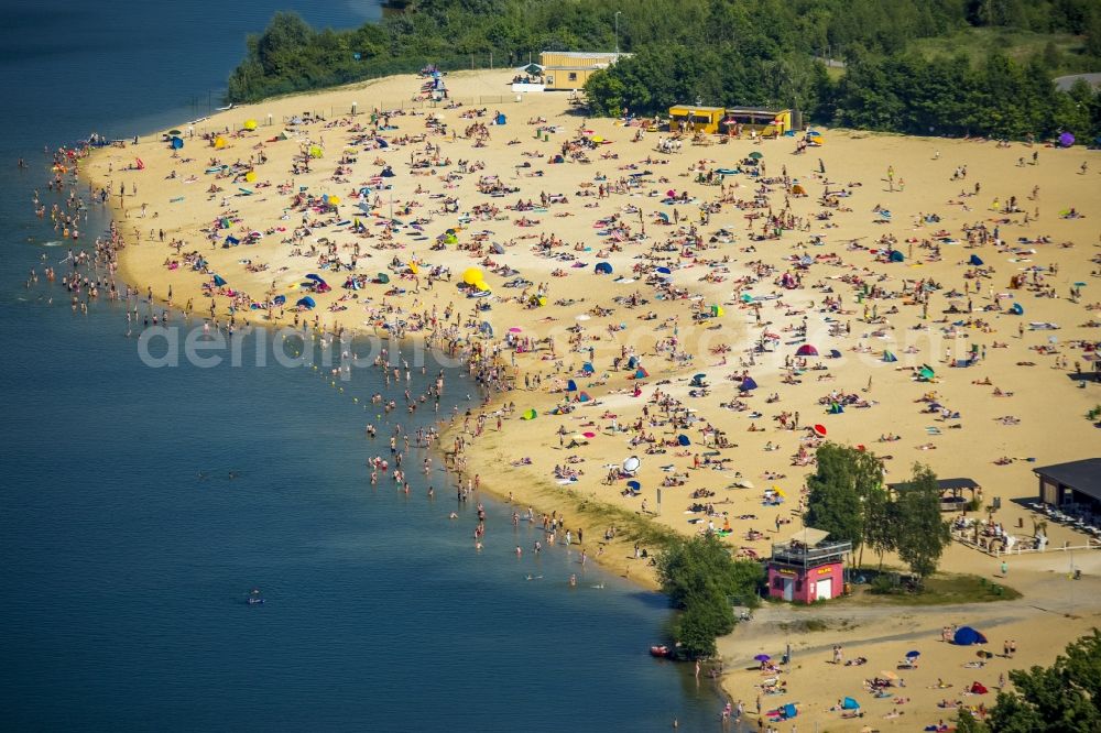 Haltern am See from above - Mass influx of bathers on the sandy beach shores of Silver Lake in Haltern in the state of North Rhine-Westphalia. Responsible for the lake is the operating company Silver Lake II Haltern mbH