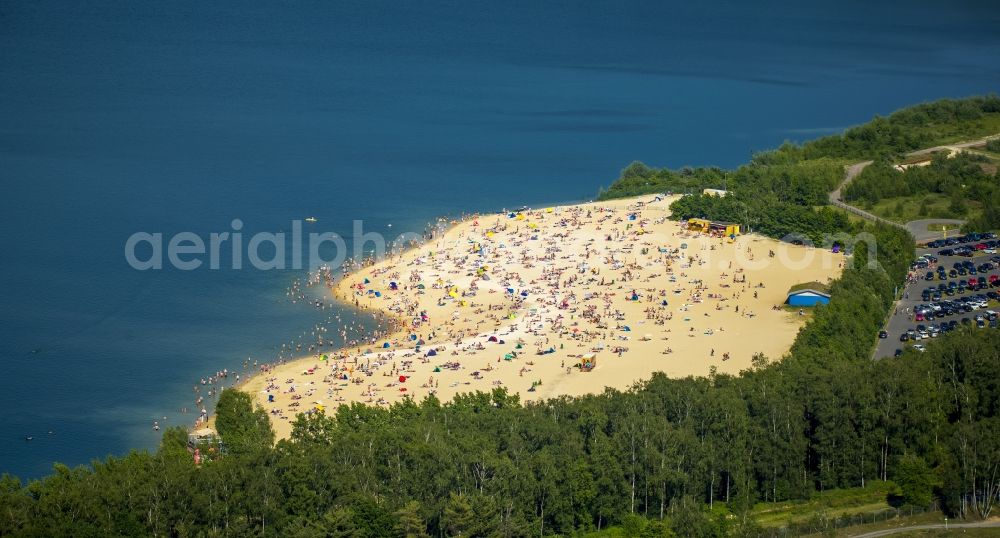 Aerial photograph Haltern am See - Mass influx of bathers on the sandy beach shores of Silver Lake in Haltern in the state of North Rhine-Westphalia. Responsible for the lake is the operating company Silver Lake II Haltern mbH