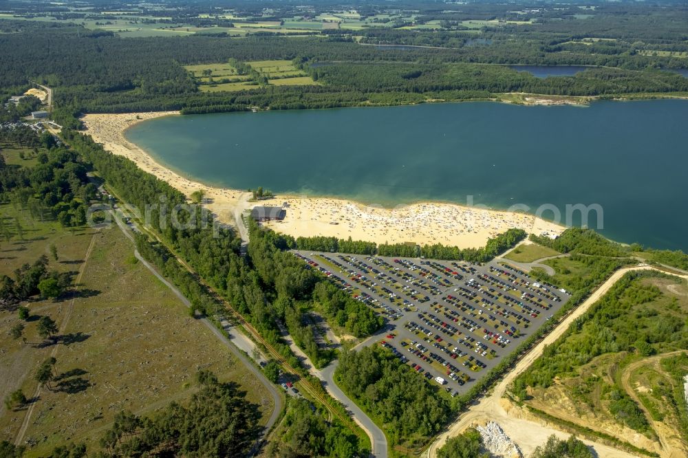 Haltern am See from the bird's eye view: Mass influx of bathers on the sandy beach shores of Silver Lake in Haltern in the state of North Rhine-Westphalia. Responsible for the lake is the operating company Silver Lake II Haltern mbH