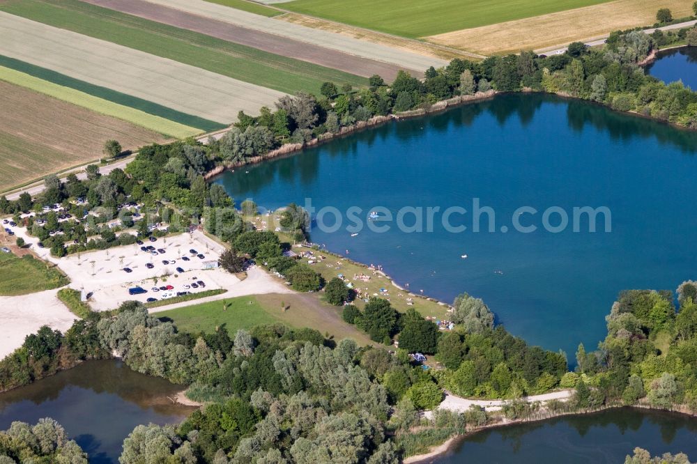 Rottenacker from the bird's eye view: Mass influx of bathers on the beach and the shore areas of the lake Heppenaecker in Rottenacker in the state Baden-Wurttemberg, Germany