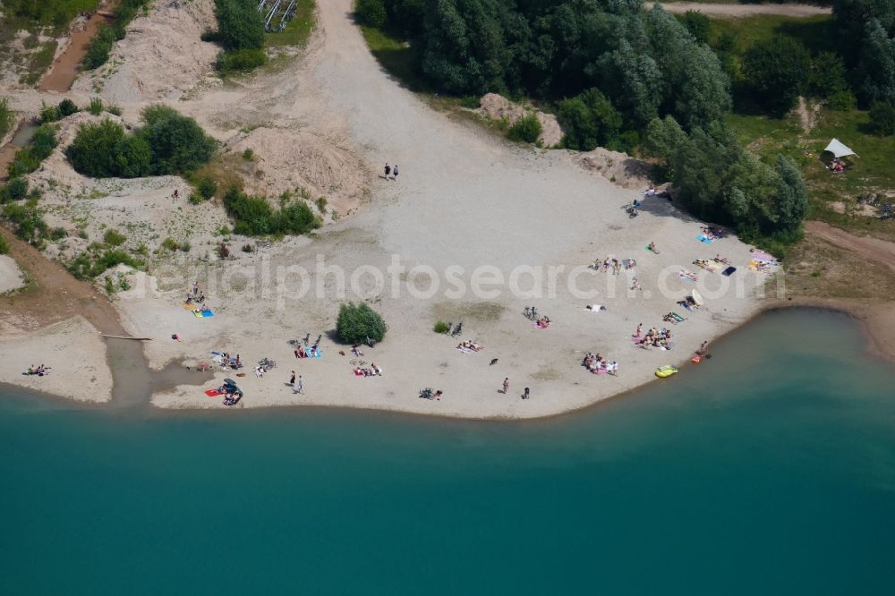 Aerial image Rosdorf - Mass influx of bathers on the beach and the shore areas of the lake Baggersee in Rosdorf in the state Lower Saxony