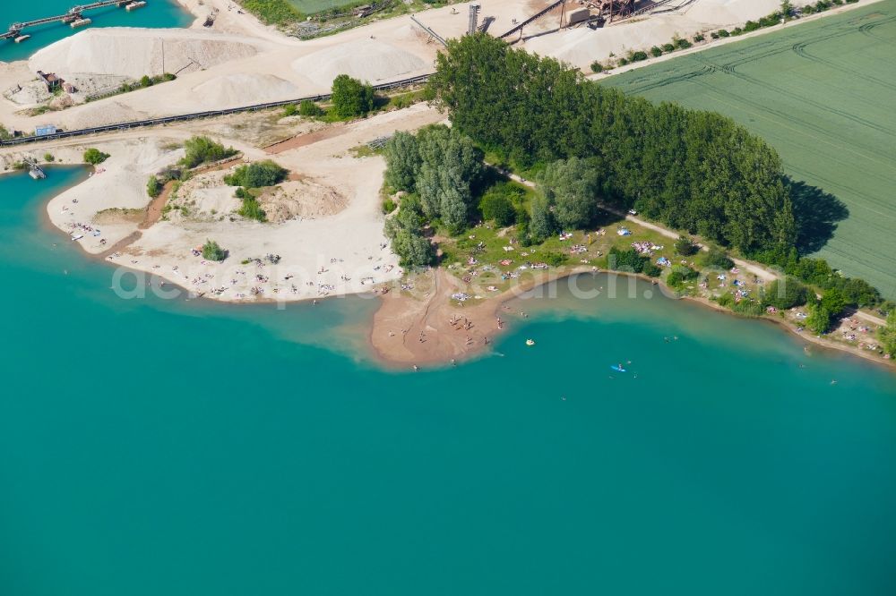 Rosdorf from the bird's eye view: Mass influx of bathers on the beach and the shore areas of the lake Baggersee in Rosdorf in the state Lower Saxony, Germany