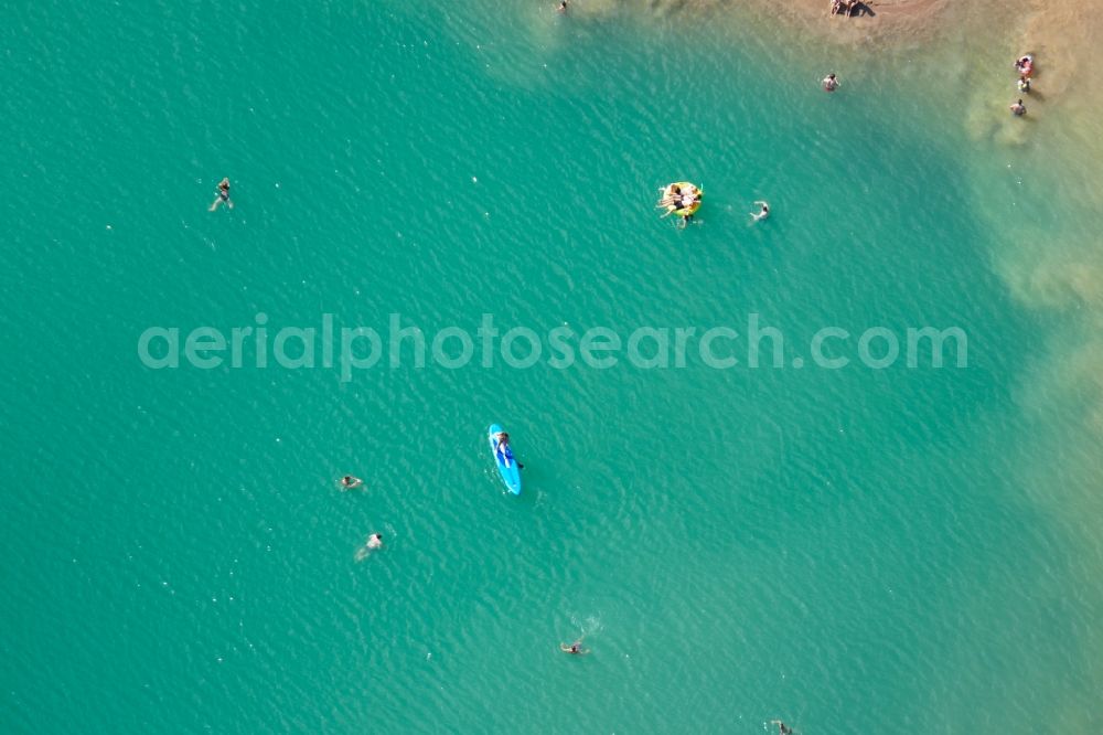 Aerial image Rosdorf - Mass influx of bathers on the beach and the shore areas of the lake Baggersee in Rosdorf in the state Lower Saxony, Germany