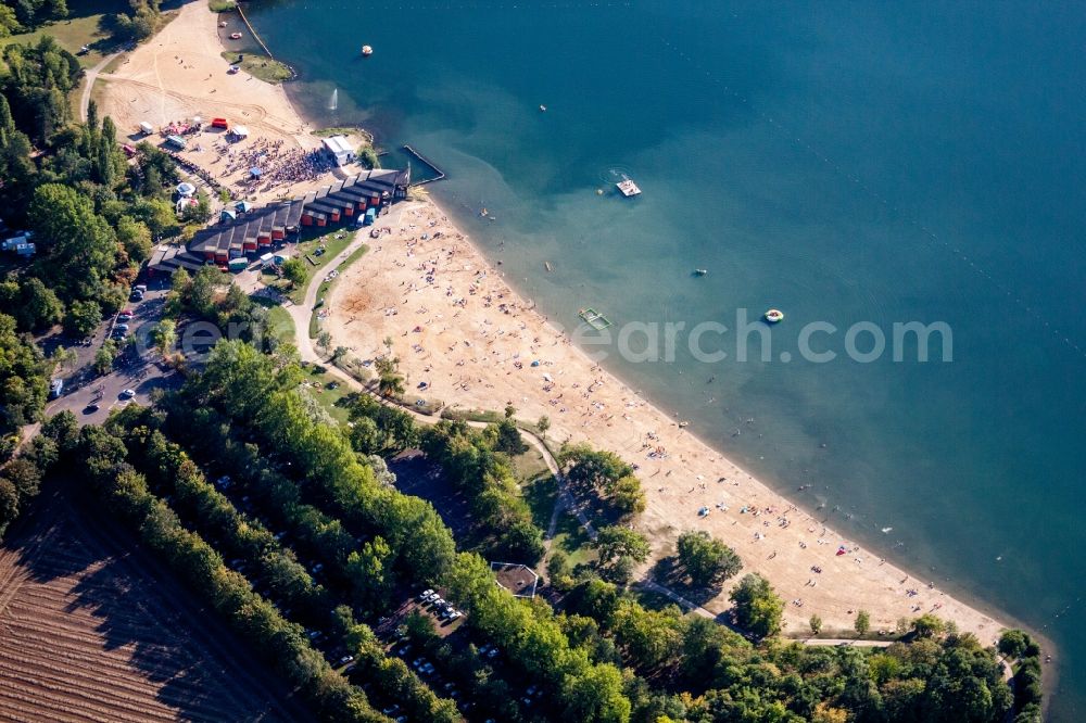 Düren from above - Mass influx of bathers on the beach and the shore areas of the lake Dueren-Guerzenich in Dueren in the state North Rhine-Westphalia