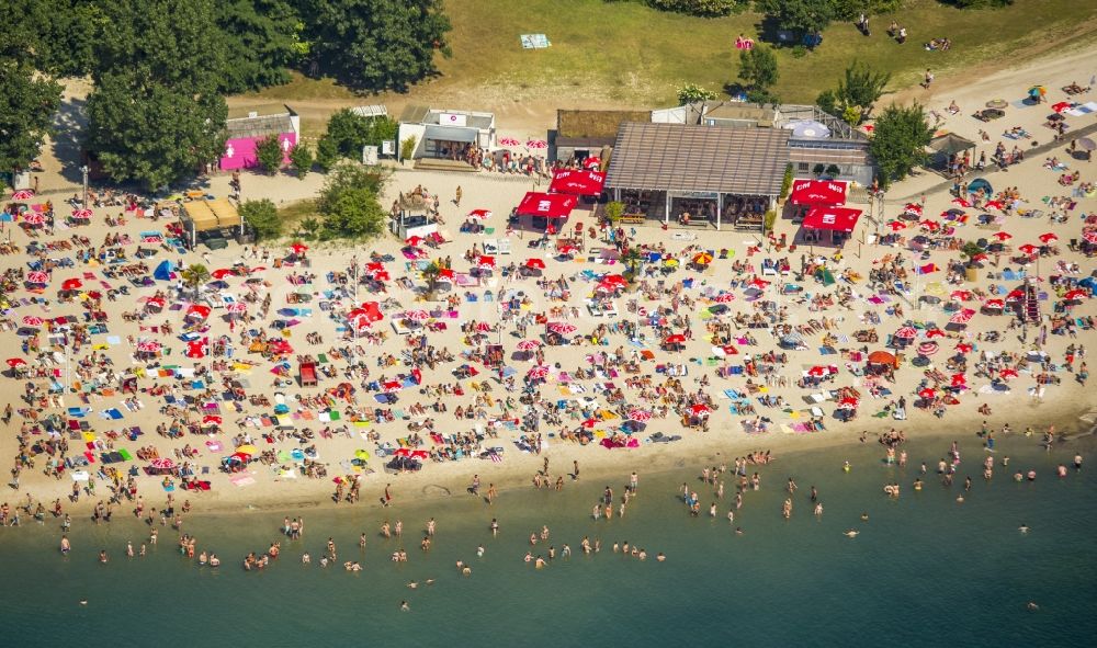 Aerial photograph Köln - Mass influx of bathers on the beach and the shore areas of the lake Escher See in Cologne in the state North Rhine-Westphalia