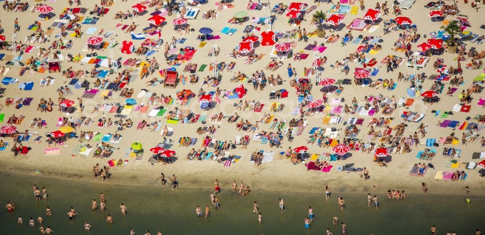 Köln from the bird's eye view: Mass influx of bathers on the beach and the shore areas of the lake Escher See in Cologne in the state North Rhine-Westphalia